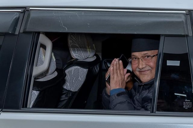 प्रधानमन्त्री ओलीलाई भेट्दा बीचमा शिशा !