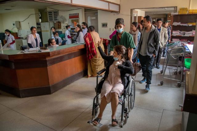 प्रधानमन्त्रीलाई नयाँ जीवन दिने समिक्षा नर्सलाई हात हल्लाउँदै डिस्चार्ज भईन्