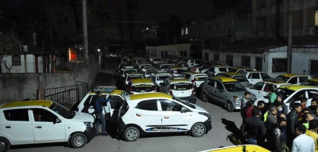 पठाओ र टुटल बिरुद्ध ट्याक्सी व्यवसायी, नियम विपरित निजी सवारीले यात्रु बोकेको भन्दै ट्याक्सी व्यवसायी आक्रोसित