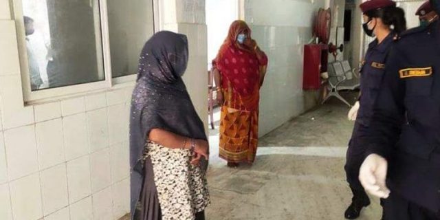 जनकपुरको सडकमा पैसा छर्ने दुवै महिलाको कोरोना रिपोर्ट ’नेगेटिभ’