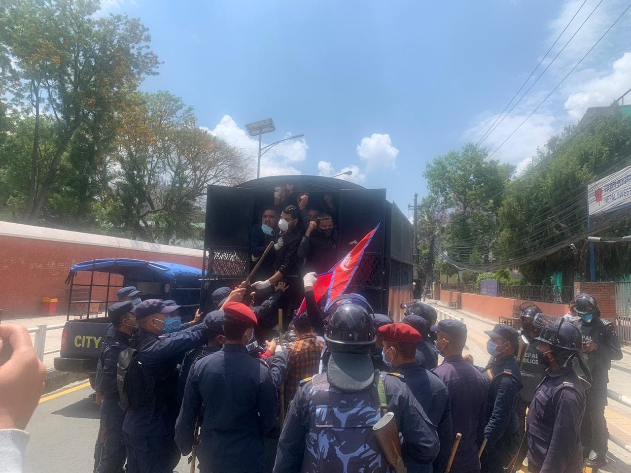 ब्याकअप इण्डियाको नारा लगाउने अनेरास्ववियूका नेता तथा कार्यकर्ता भारतीय दुतावास अगाडि पक्राउ