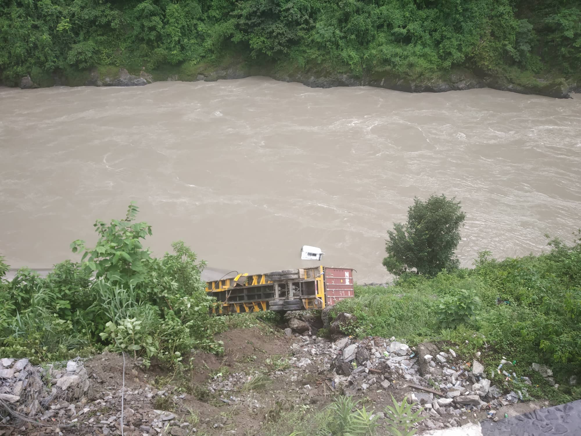भाटभटेनीको सामान बोकेको कन्टेनर त्रिशूलीमा खस्यो