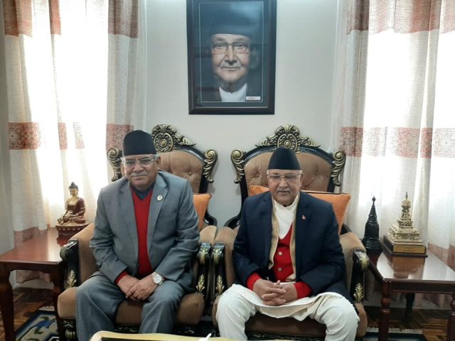 पार्टी बैठक दुई दिन रोकेर ओली-दाहाल छलफलमा, सहमतिको प्रयास जारी