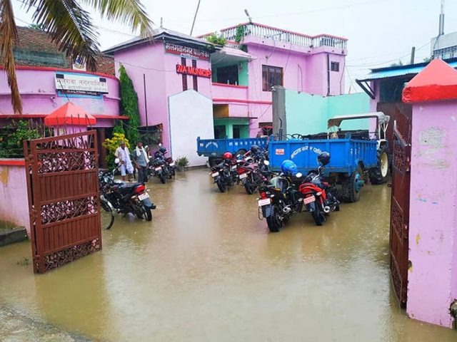 अविरल वर्षाका कारण सरकारी कार्यालयहरु डुबान