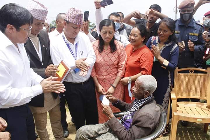 ९३ वर्षमा नागरिकता पाउँदा लाटा सार्कीको मुहारमा खुशी