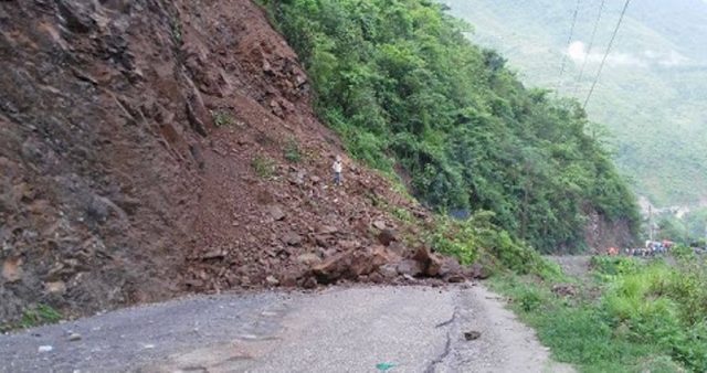 वर्षाका कारण गुल्मीका अधिकांश सडक अवरुद्ध