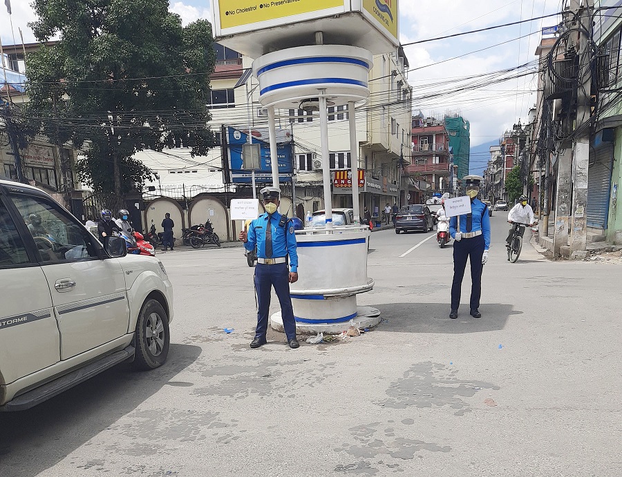 चार ट्राफिक प्रहरी बर्खास्त, ५० जना पुरस्कृत