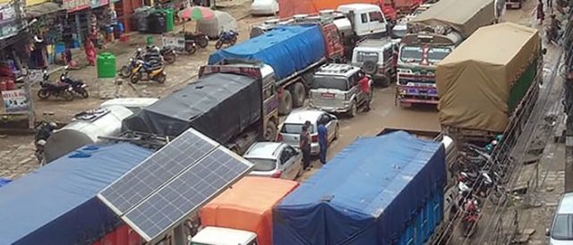 कुरिनटारमा पहिरो खस्नाले पृथ्वी राजमार्ग अवरुद्ध