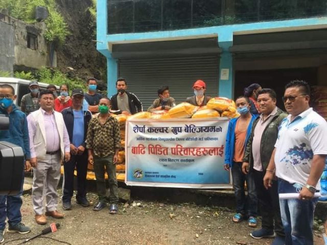 सिन्धुपाल्चोकका पहिरो पीडितलाई सहयोग