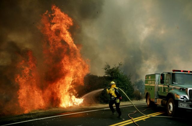 क्यालिफोर्नियामा डढेलो ९ लाख हेक्टरमा फैलियो