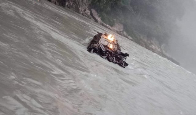 पेट्रोल बोकेको ट्याङ्कर त्रिशूलीमा खस्यो, चालक र सहचालक बेपत्ता