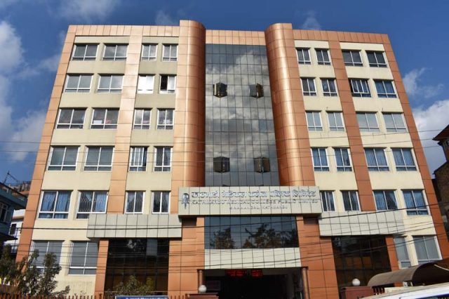 मानसिक अवस्था ठीक नभएका युवाले केएमसी अस्पतालको तेस्रो तलाबाट हामफाले