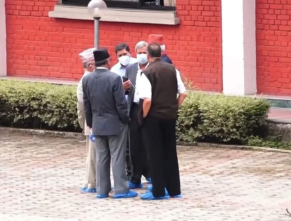 ओलीविरोधी मोर्चा एकढिक्का, तोड्न यी अस्त्रको प्रयोग