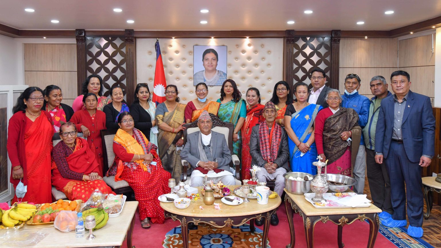 ७०औं जन्मदिनमा प्रधानमन्त्री ओली परिवारसँग मस्त