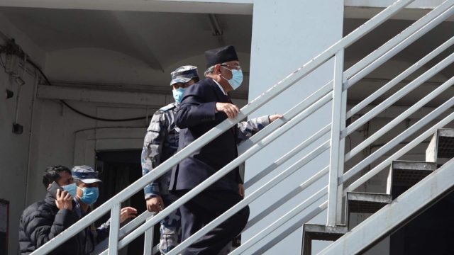 सुर्य चिन्ह दाबी गर्दै प्रचण्ड र नेपाल निर्वाचन आयोगमा