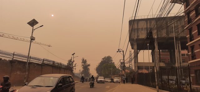 काठमाडौँको आकाशमा एक्कासी देखियो तुवाँलो, हवाई उडानसमेत प्रभावित