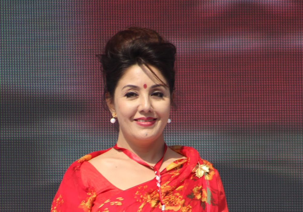 एमाले प्रवेश गर्दै करिश्मा मानन्धर