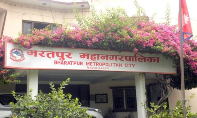 उम्मेदवार मनोनयन अघि भरतपुरमा एमालेका मेयरका उम्मेदवारले गरे विपिको शालिकमा माल्यार्पण