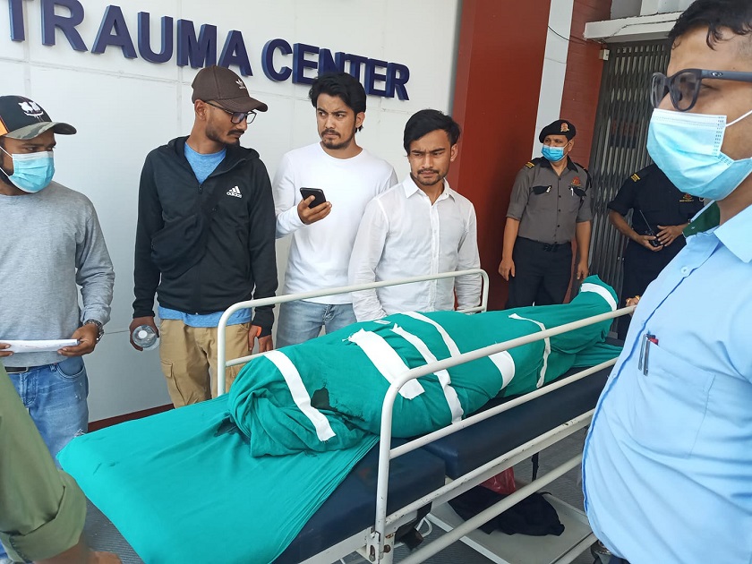 अनिल परियारको शव पोष्टमार्टमका लागि भरतपुर अस्पताल लगियो