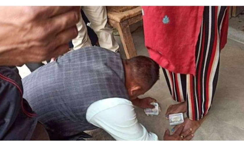 मतदाताको खुट्टामा हजारको नोट राखेर ढोग्ने उम्मेदवारलाई आयोगले सचेत गरायो