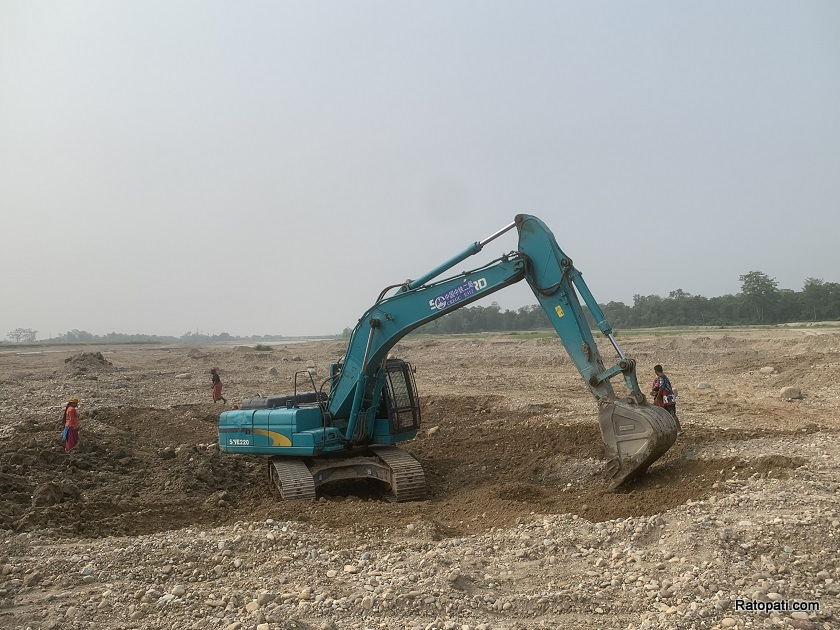 स्थानीय प्रशासन र जनप्रतिनिधिको मिलेमतोमा चुरे दोहन जथाभावी उत्खनन् गर्दा तराईको उब्जाउ भूमि मरुभूमि बन्दै