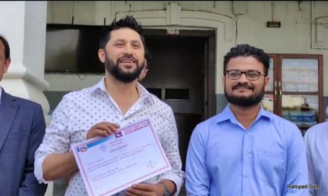 रवि लामिछानेले लिए दल दर्ताको प्रमाणपत्र