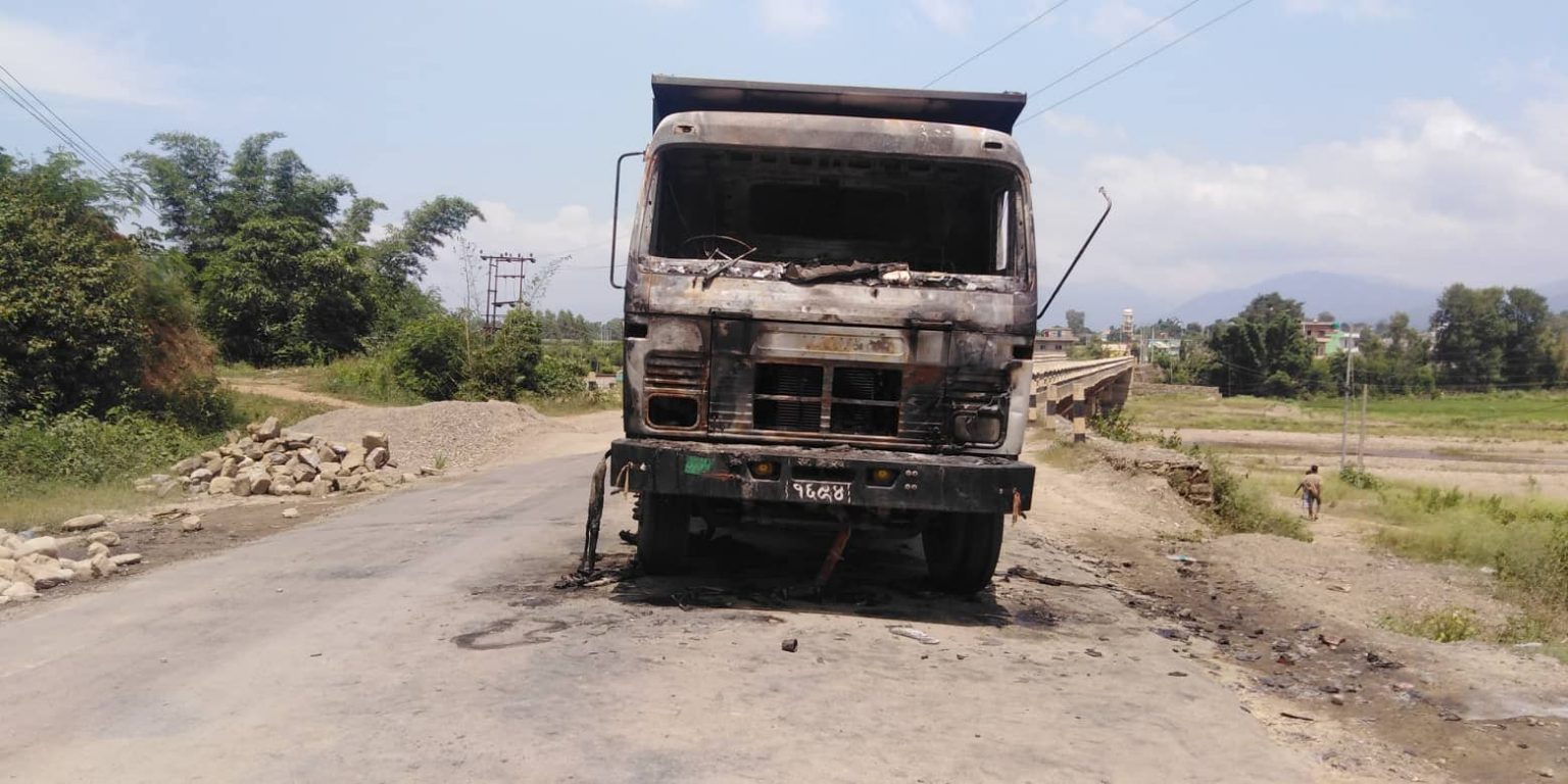 दाङमा भएको टिपर आगजनी : बन्दकर्ताले नभइ बीमा रकम कुम्ल्याउन चालकदलले नै गरे आगजनी