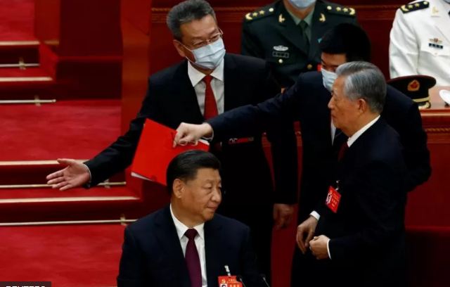 उठन आनाकानी गर्दैगर्दा चीनका पूर्व राष्ट्रपति हु जिन्ताओलाई पार्टी कंग्रेसबाट बाहिर निकालियो