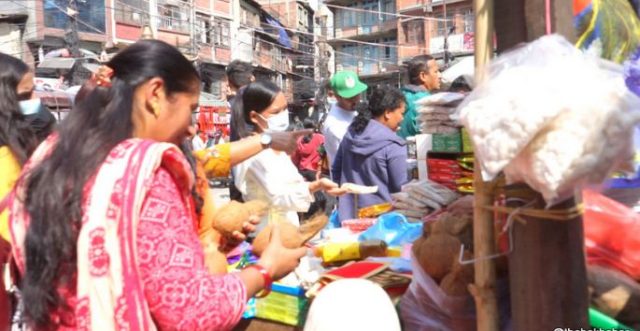 सुरु भयो तिहार, काठमाडौमा तिहारको सामाग्री किन्नेको भिडभाड