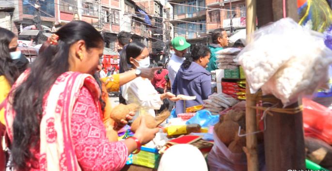 सुरु भयो तिहार, काठमाडौमा तिहारको सामाग्री किन्नेको भिडभाड