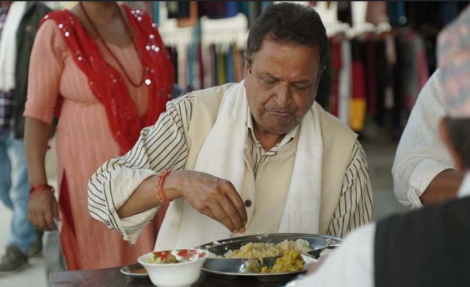 गरिबको झुपडीमा अर्बपतिको भोजन। ‘सुनको थालमा चाँदीको चम्चाले खाएर हुर्किएको मान्छे हुँ भन्ने भ्रम कसैलाई नपरोस्